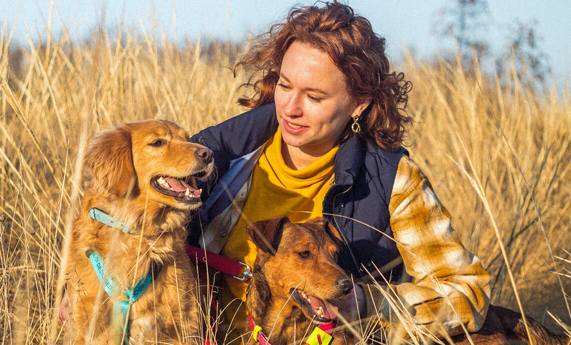 Аня Платонова, основательница Starpaw, и ее собаки: Оскар и Батон